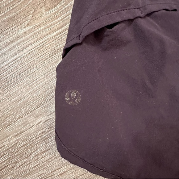black lululemon shorts size 4 - Picture 3 of 3